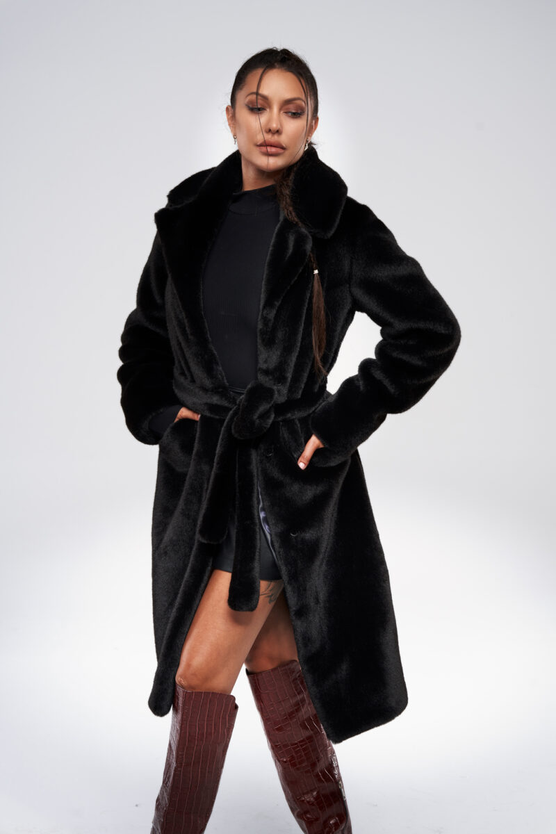 Czarny długi płaszcz z paskiem ze sztucznego futra