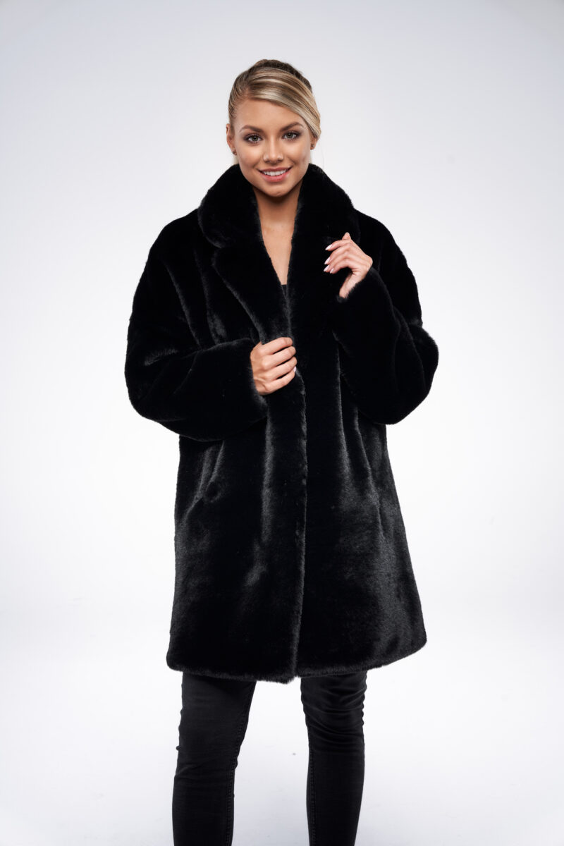 Czarny płaszcz oversize ze sztucznego futra